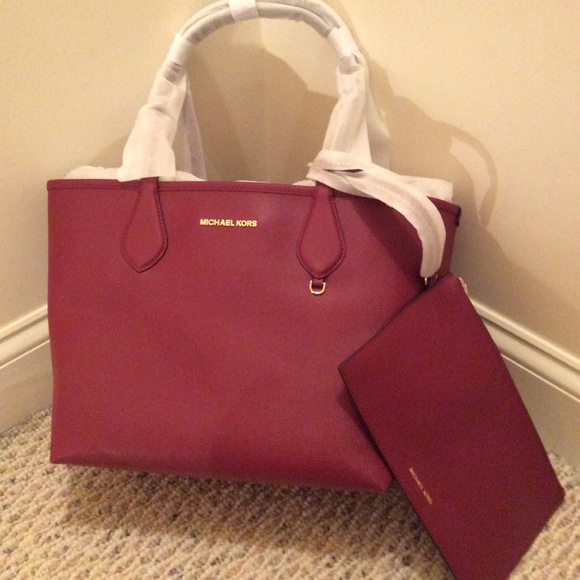 Michael Kors Handbags - 🆕 MICHAEL KORS red/pink reversible tote+ wristlet